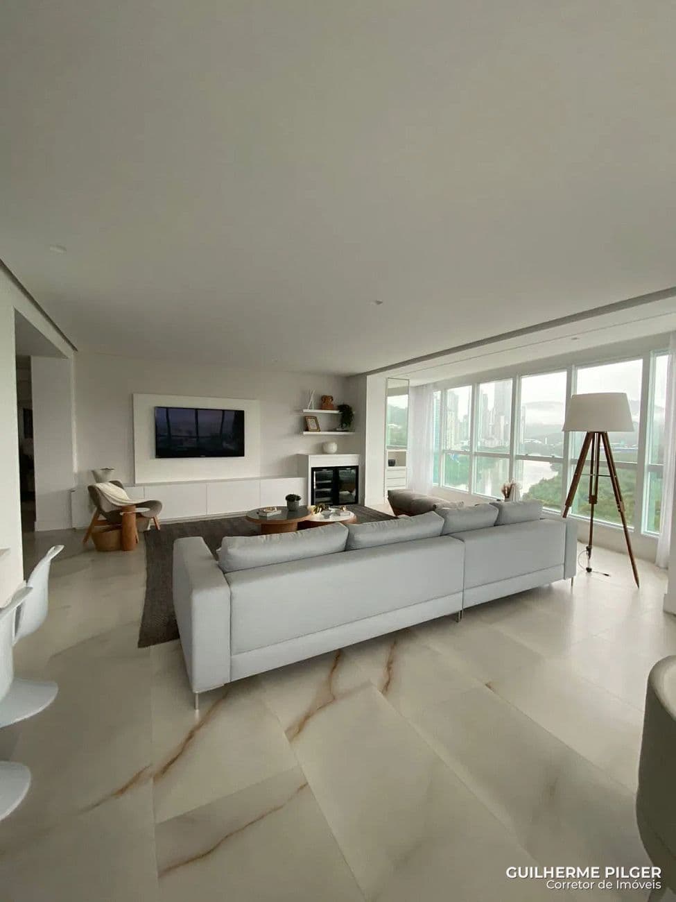 Apartamento no Ed. Marina Beach Towers na Barra Sul em Balneário Camboriú — foto 1