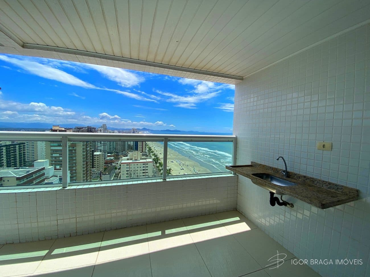 EXCELENTE APARTAMENTO, À 40M DO MAR E LAZER COMPLETO — foto 1