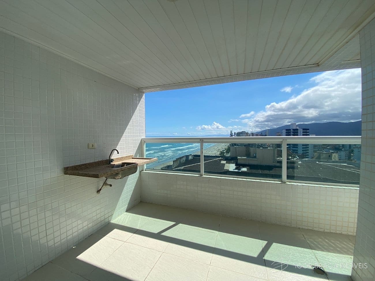 EXCELENTE APARTAMENTO, À 40M DO MAR E LAZER COMPLETO — foto 1