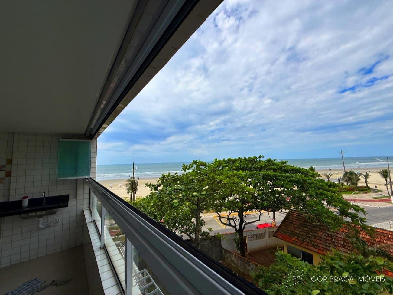 BELÍSSIMO APARTAMENTO, À 10M DO MAR E LAZER COMPLETO — foto 1