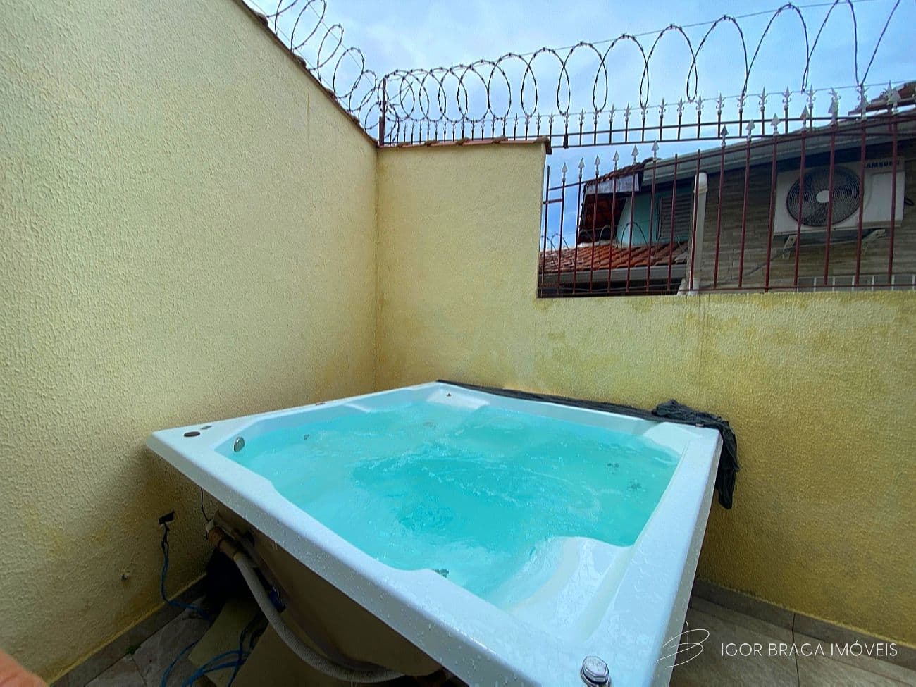 EXCELENTE CASA GEMINADA, AMPLA E À 350M DO MAR — foto 1