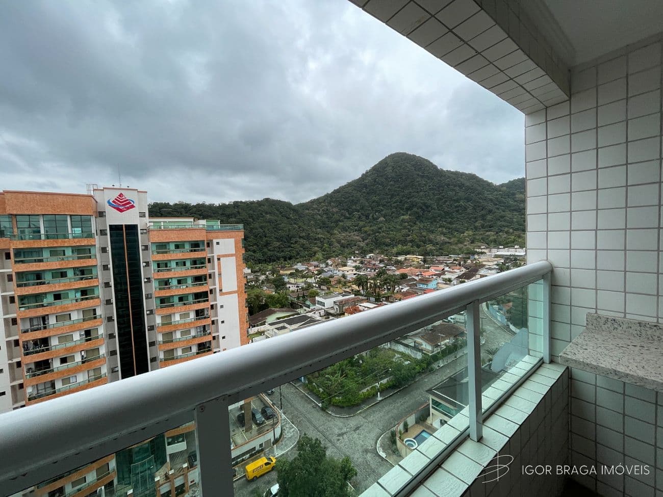 BELÍSSIMO APARTAMENTO A 800 METROS DA PRAIA E VARANDA GOURMET — foto 1