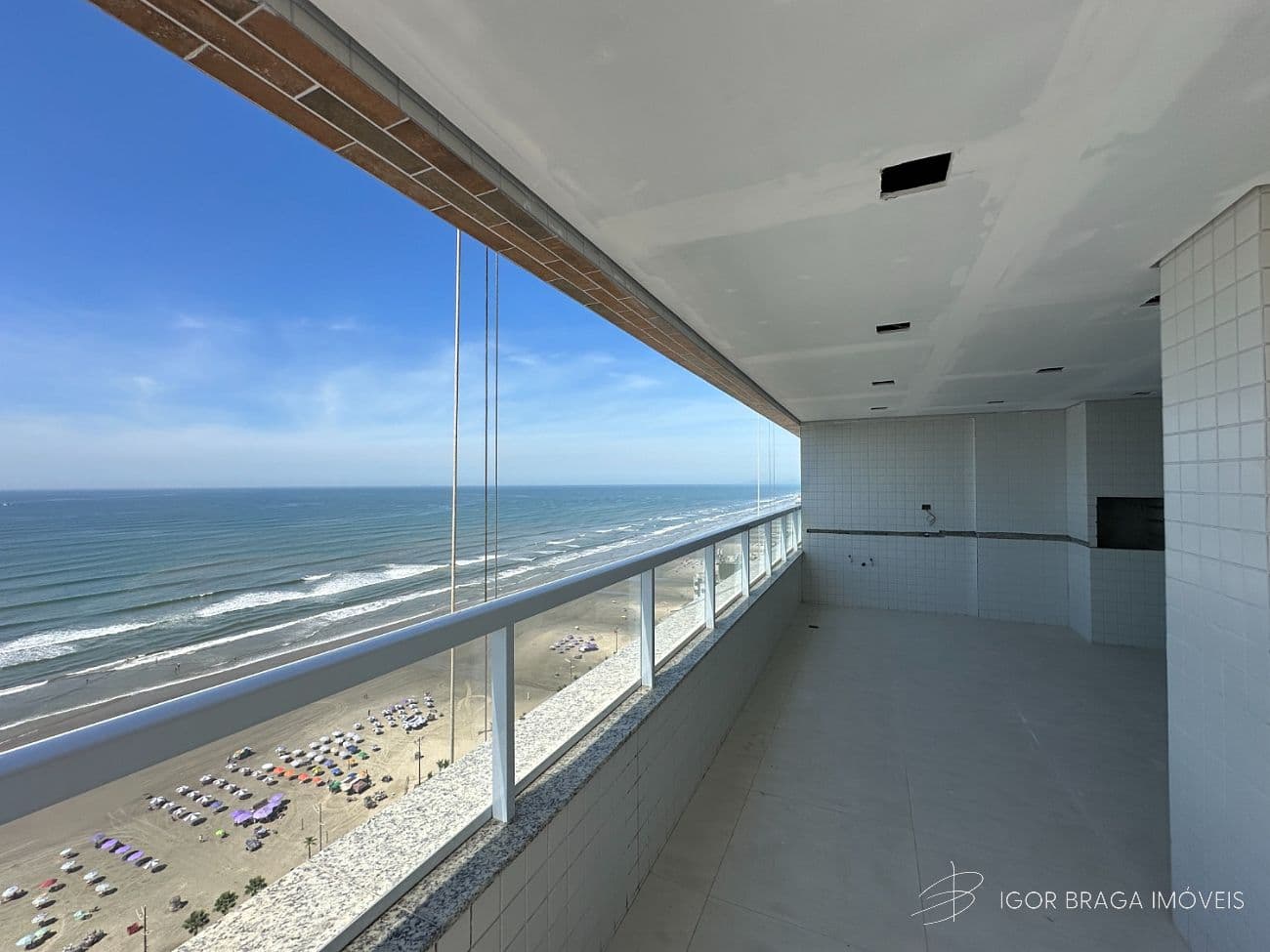 BELÍSSIMO APARTAMENTO, À 60m DO MAR E LAZER COMPLETO — foto 1