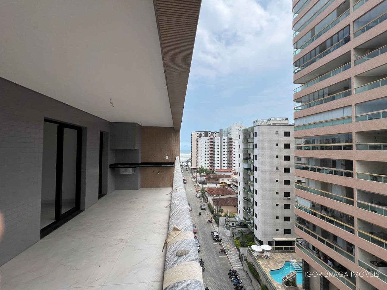 BELÍSSIMO APARTAMENTO, À 200m DO MAR E LAZER COMPLETO — foto 1