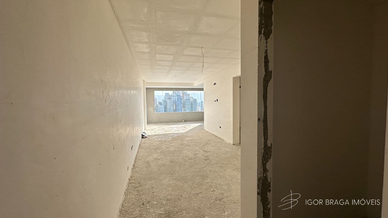 BELÍSSIMO APARTAMENTO, AMPLO, ACABAMENTO FINO E COM LOCALIZAÇÃO A PRIVILEGIADA — foto 1