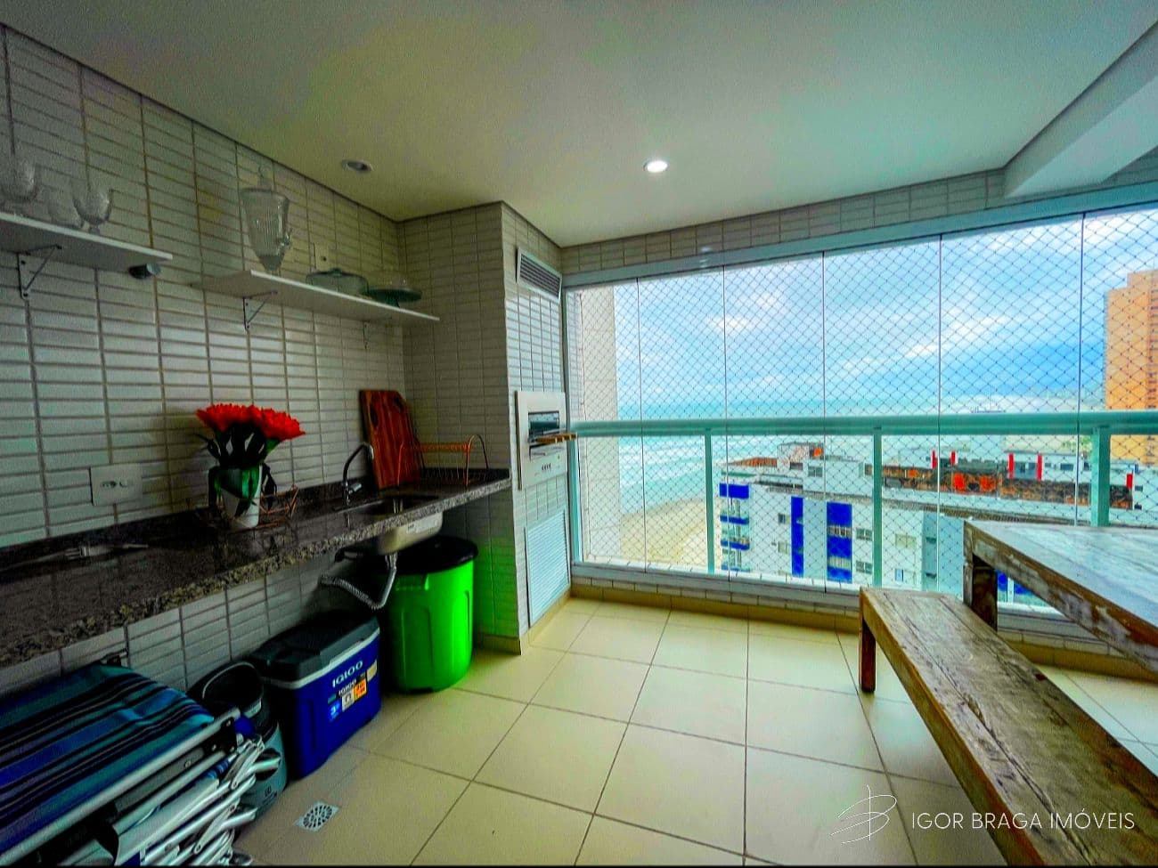 INCRÍVEL APARTAMENTO, REVESTIMENTO ALTO PADRÃO E FRENTE PARA O MAR — foto 1