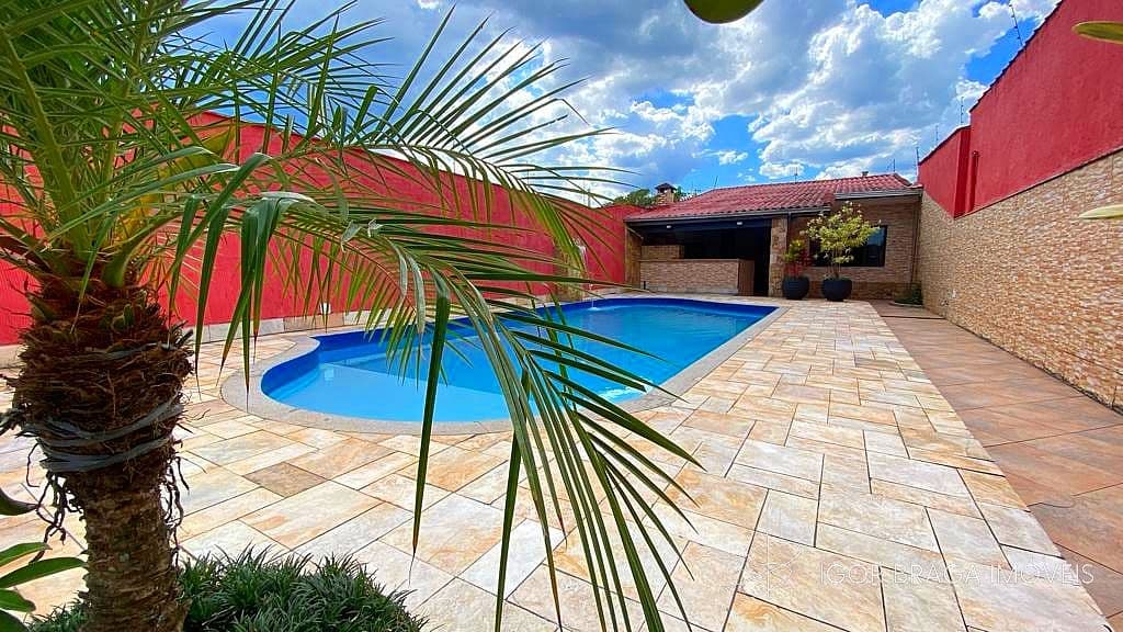 BELÍSSIMA CASA, AMPLA E À 250M DO MAR — foto 1