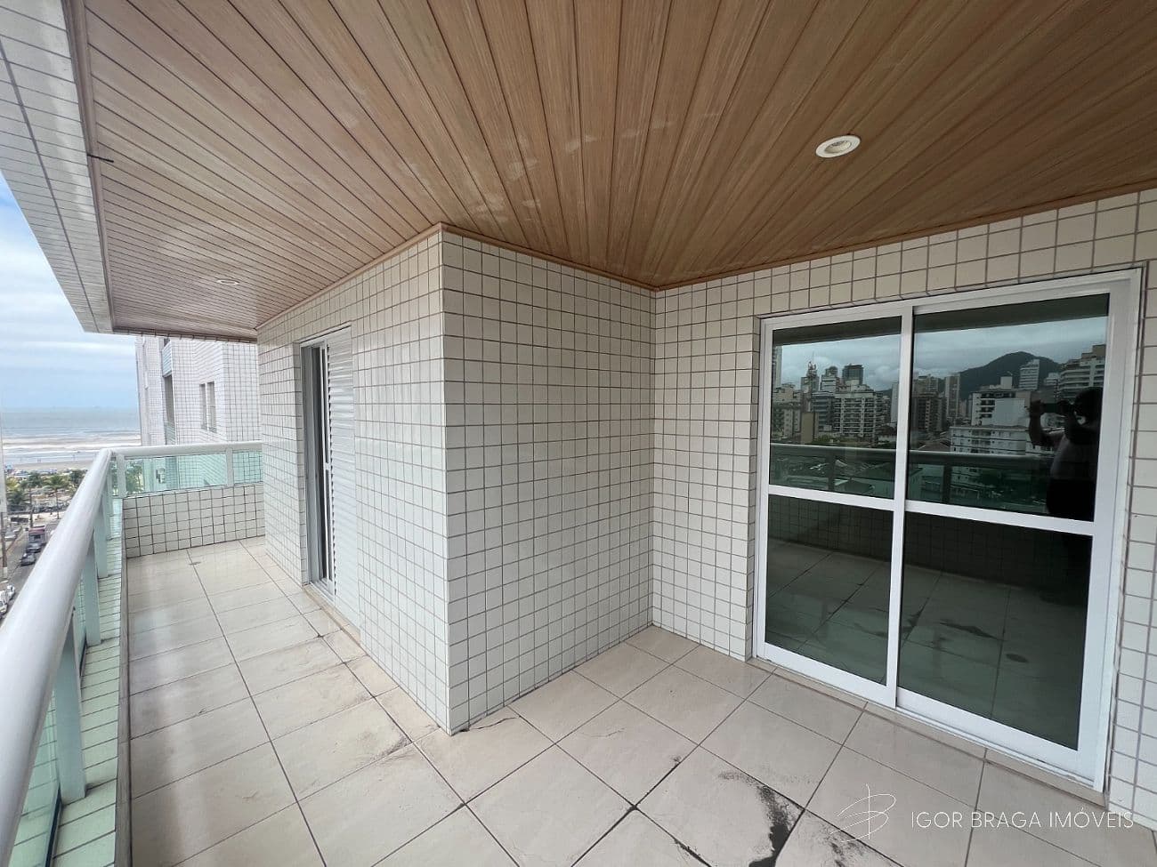 EXCELENTE APARTAMENTO AMPLO, FINO ACABAMENTO À 150 METROS DO MAR — foto 1