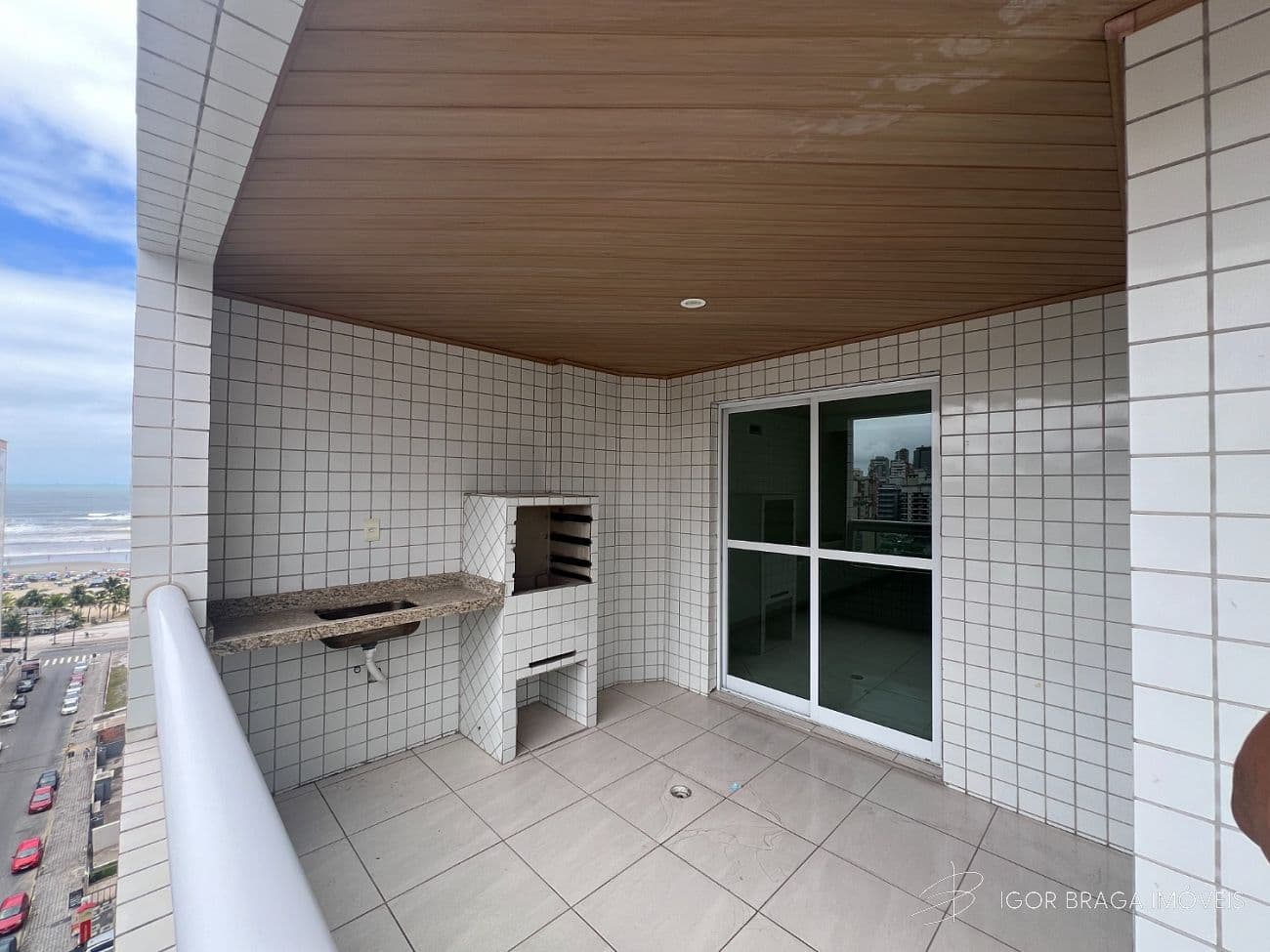 BELÍSSIMO APARTAMENTO AMPLO, FINO ACABAMENTO À 150 METROS DO MAR — foto 1