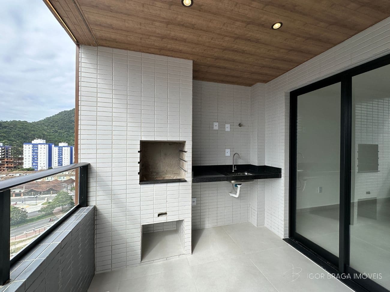 BELÍSSIMO APARTAMENTO NOVO, FINO ACABAMENTO E LAZER COMPLETO À 900 METROS DO MAR — foto 1