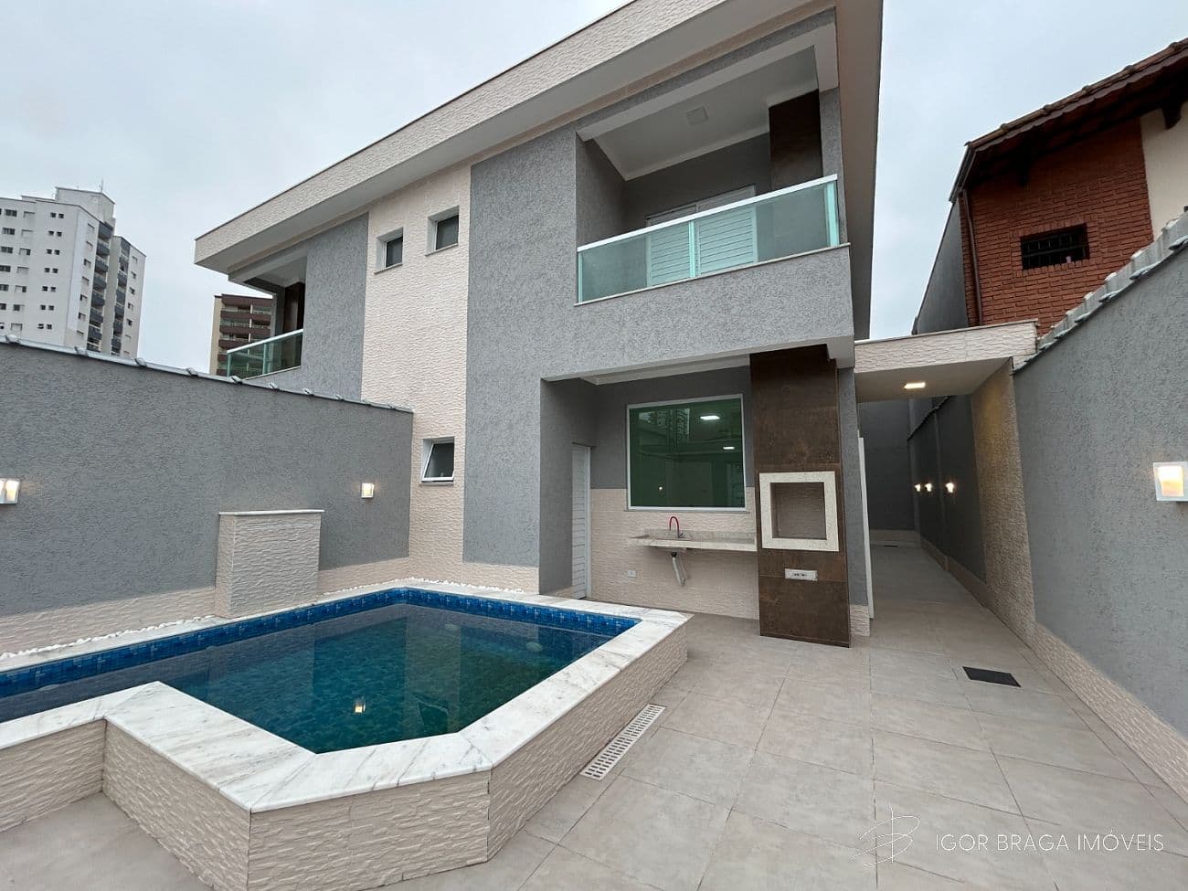 BELÍSSIMA CASA GEMINADA COM ACABAMENTO FINO — foto 1