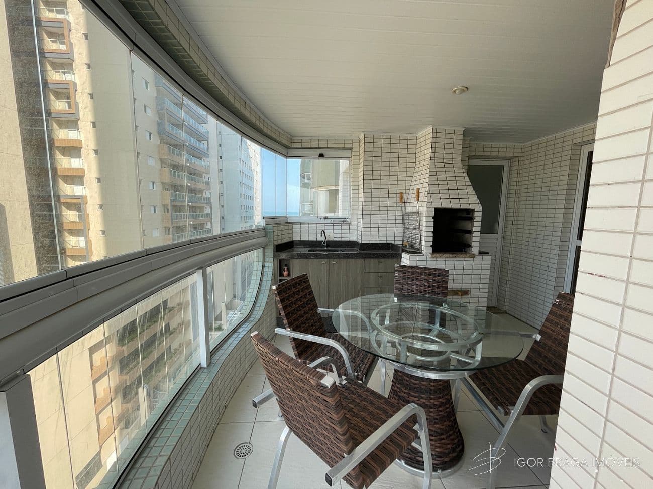 BELÍSSIMO APARTAMENTO, LAZER COMPLETO À 50M DO MAR — foto 1