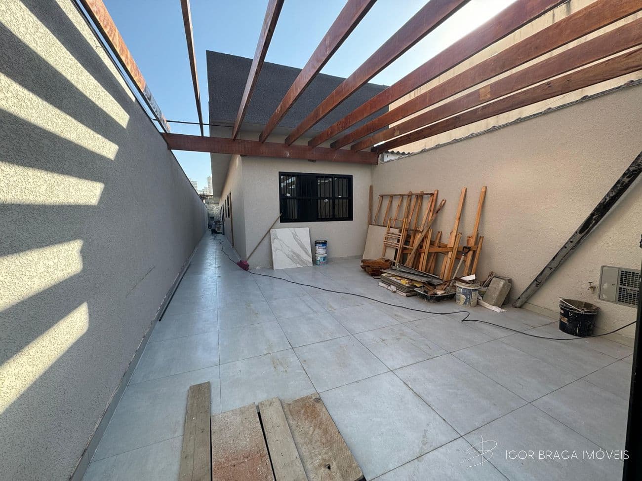 BELÍSSIMA CASA ISOLADA, FINO ACABAMENTO E ÓTIMA LOCALIZAÇÃO — foto 1