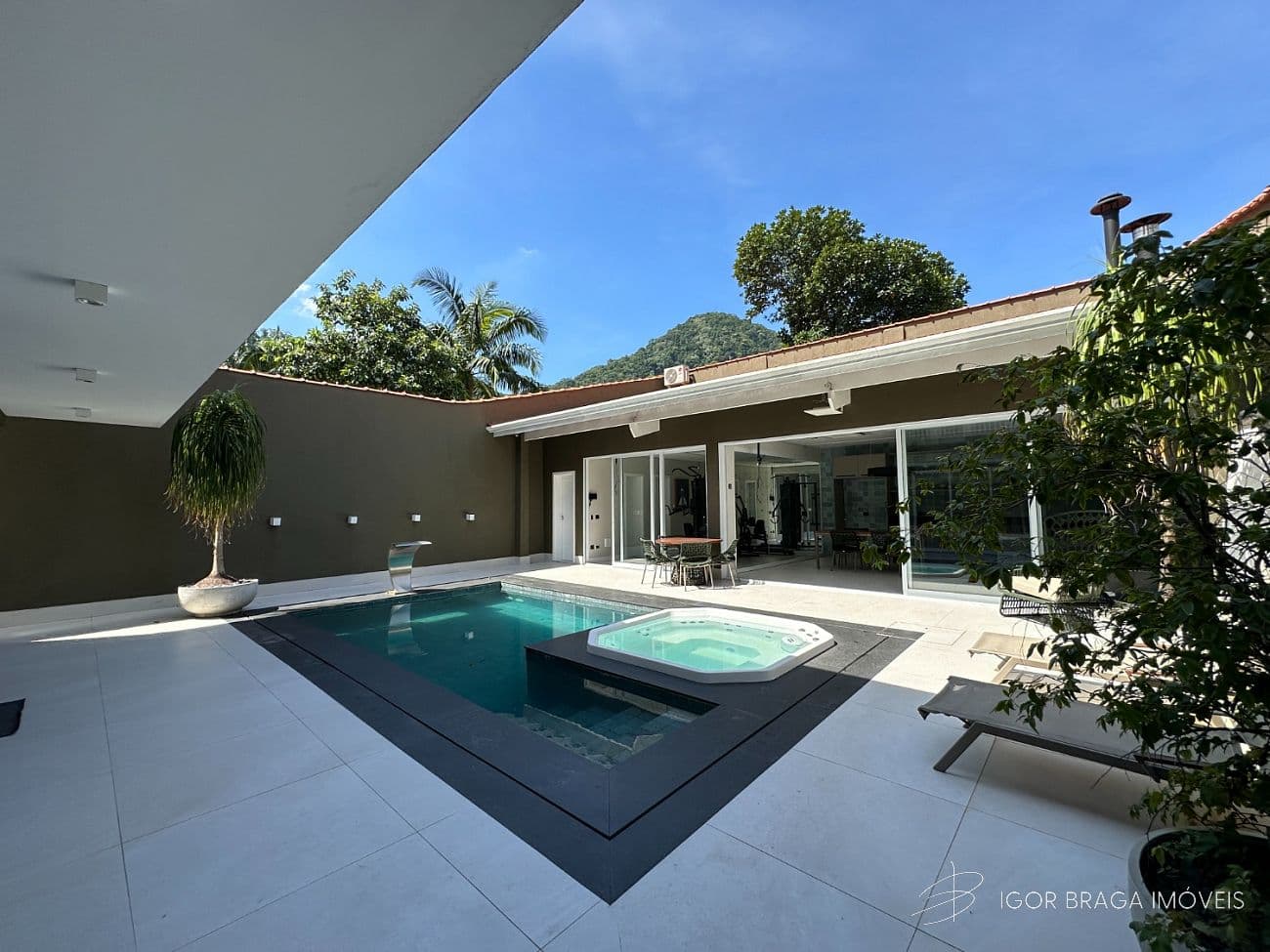 EXCELENTE MANSÃO, AMPLA E FINO ACABAMENTO — foto 1