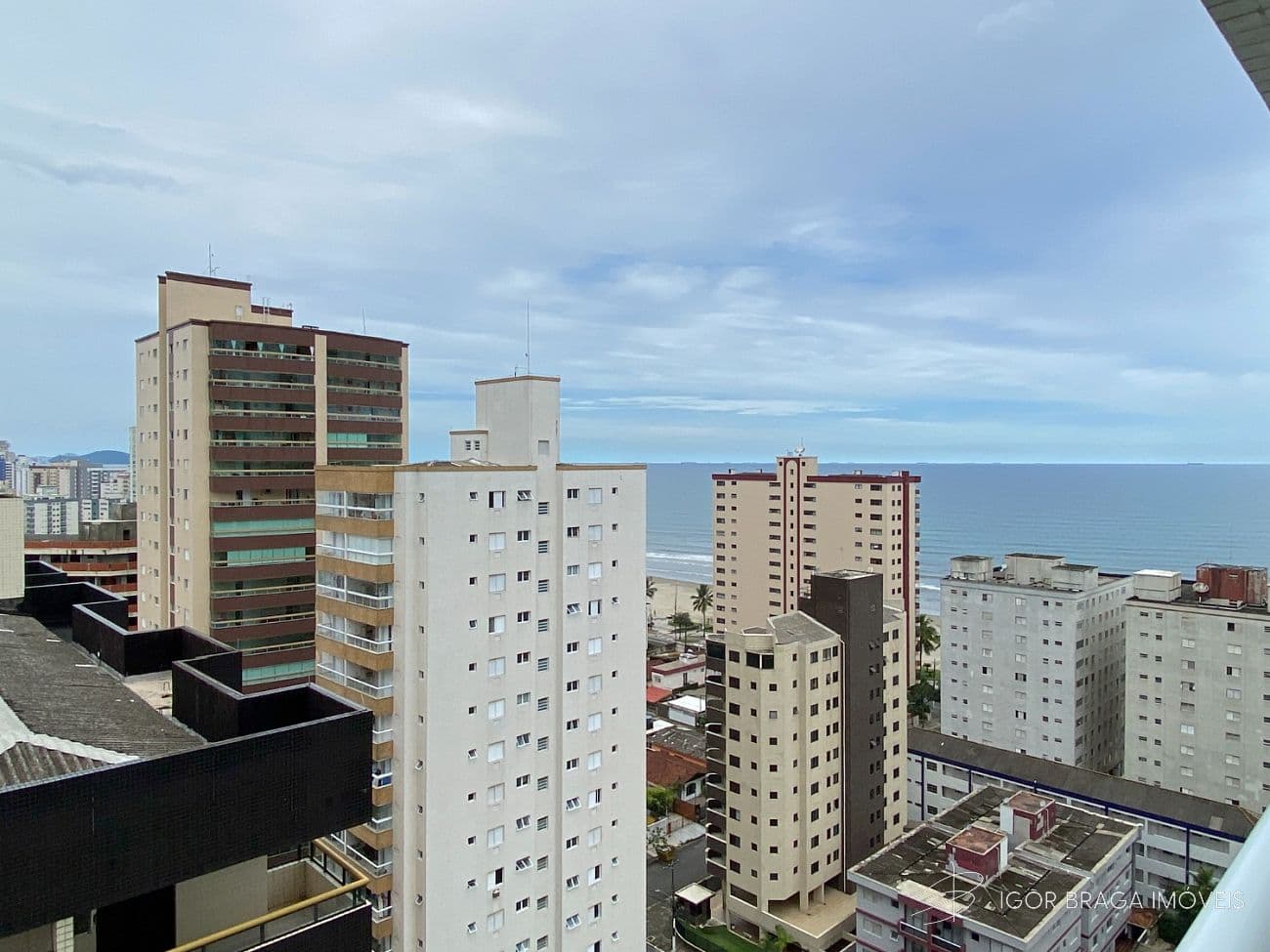 BELO APARTAMENTO, À 100 METROS DA PRAIA E ÁREA DE LAZER — foto 1