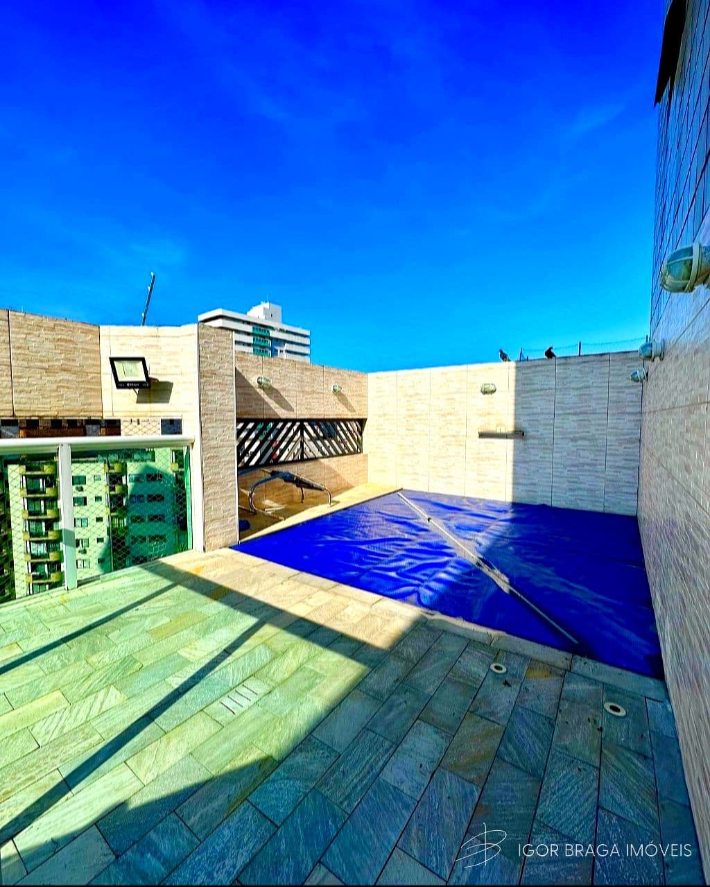 COBERTURA COM PISCINA, AMPLA E À 180M DO MAR — foto 1