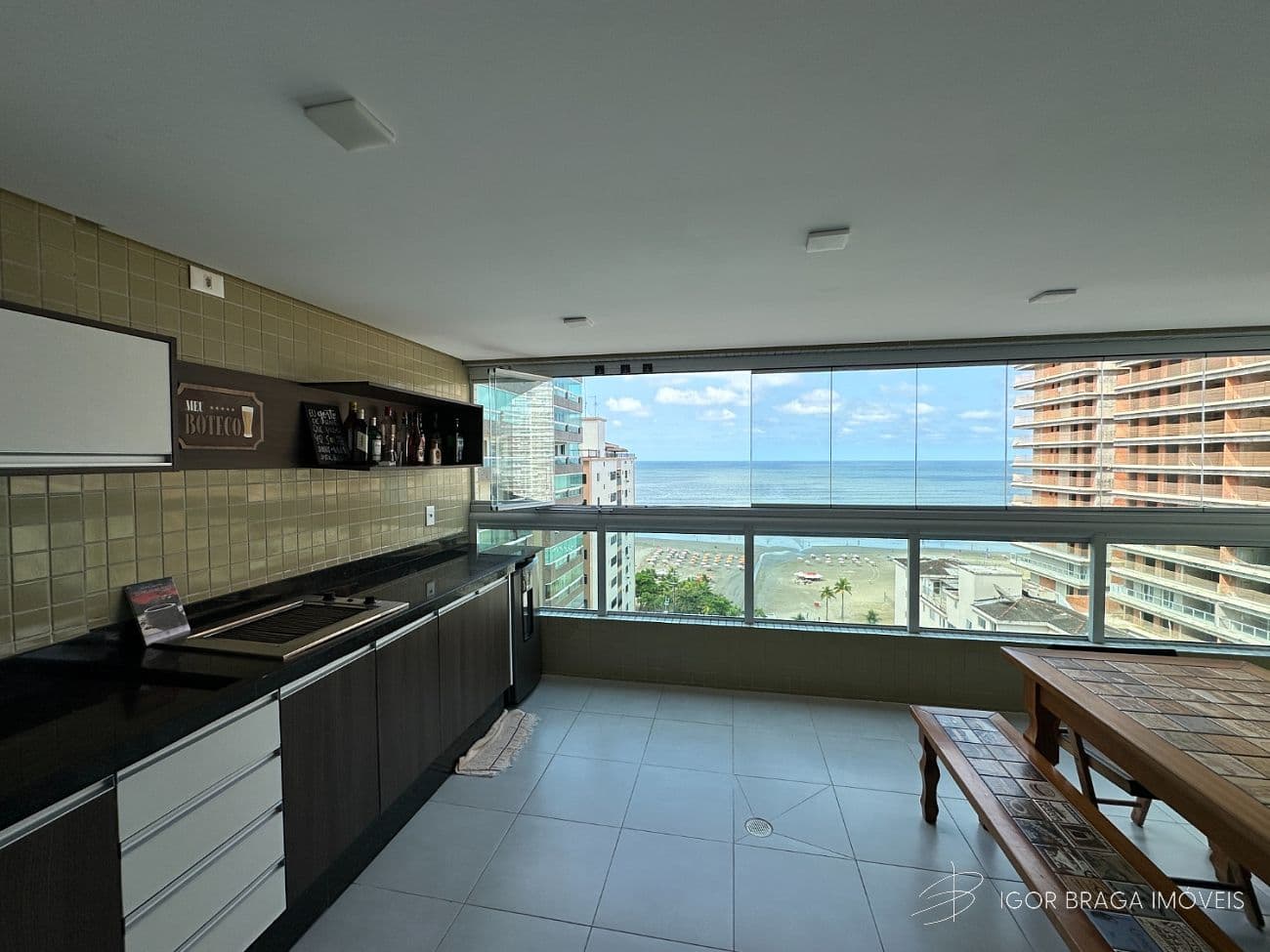 BELÍSSIMO APARTAMENTO, À 100m DO MAR E LAZER COMPLETO — foto 1