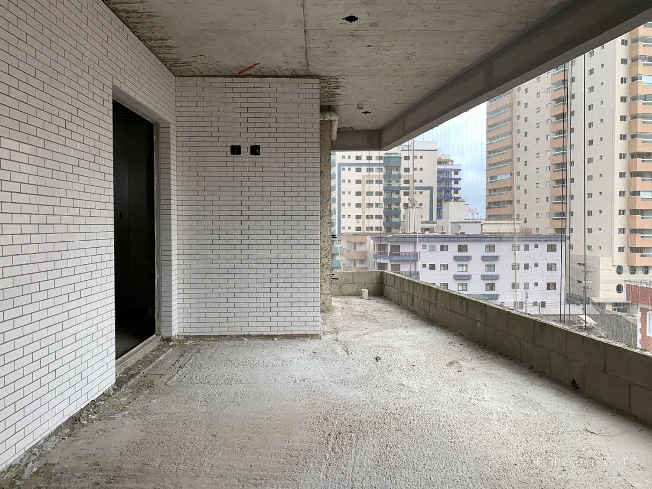 BELÍSSIMO APARTAMENTO, À 350m DO MAR E LAZER COMPLETO — foto 1