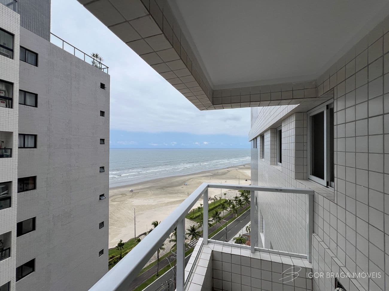 BELÍSSIMO APARTAMENTO, À 40m DO MAR E LAZER COMPLETO — foto 1