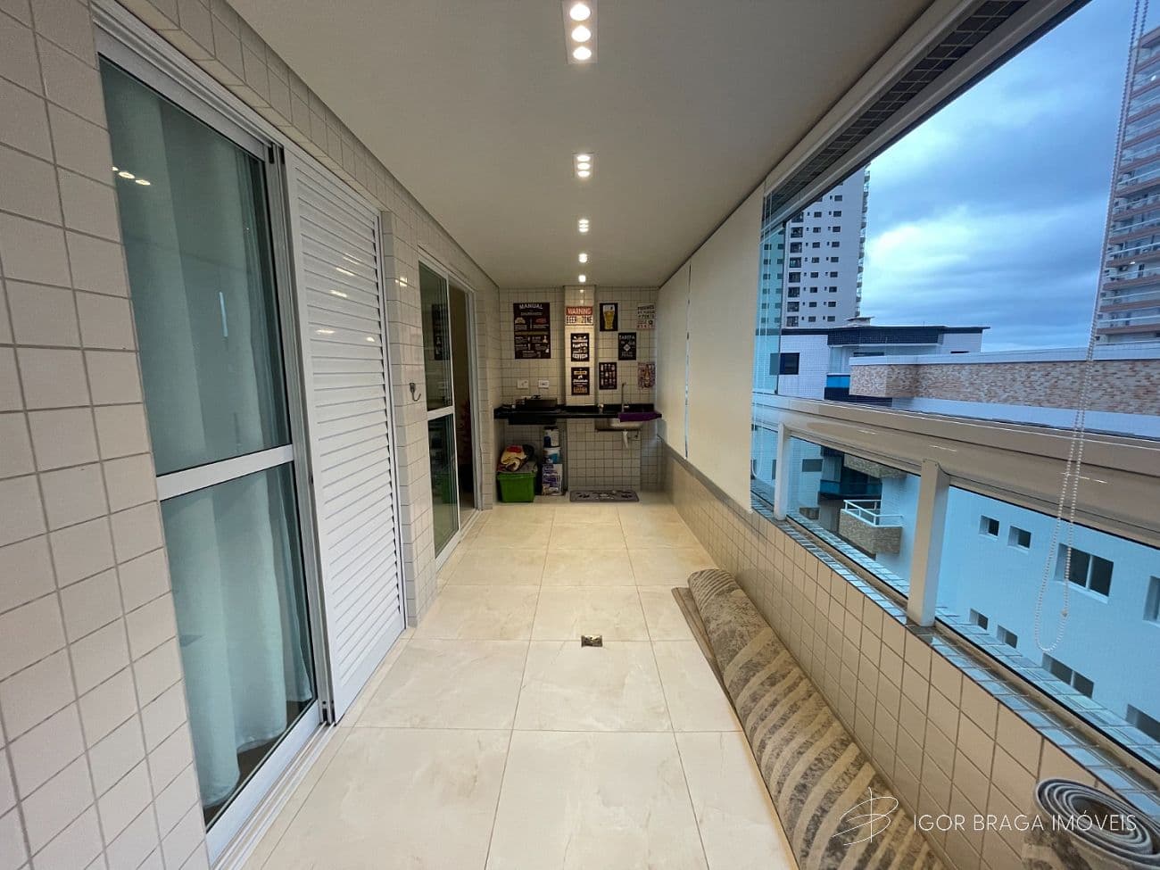 BELÍSSIMO APARTAMENTO, FINO ACABAMENTO À 450m DO MAR — foto 1