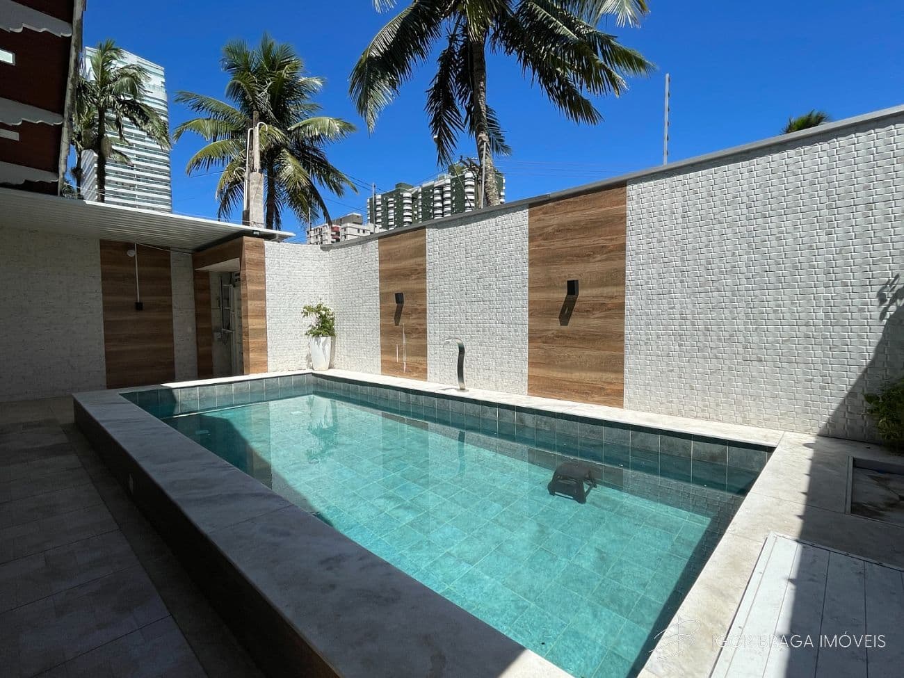 EXCELENTE CASA COM PISCINA, FINO ACABAMENTO, AMPLA E À 200m DO MAR — foto 1