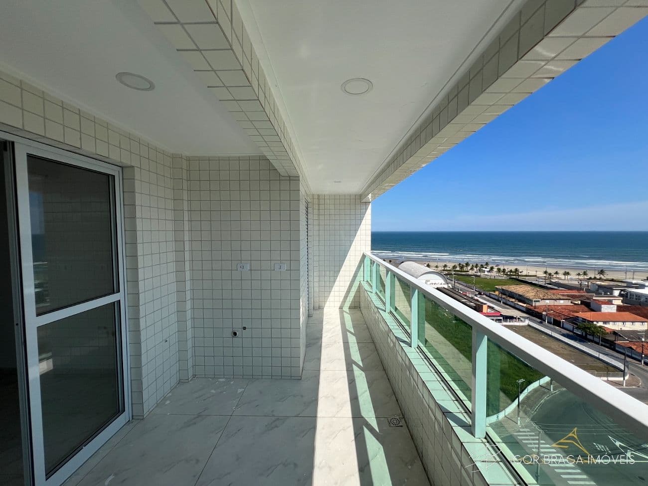 BELÍSSIMO APARTAMENTO, À 50m DO MAR E LAZER — foto 1