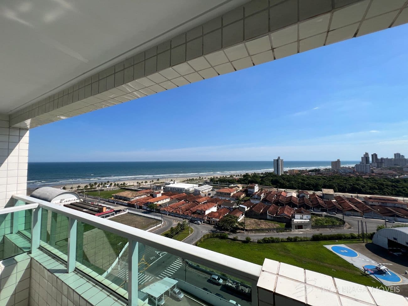 BELÍSSIMO APARTAMENTO, À 50m DO MAR E LAZER — foto 1