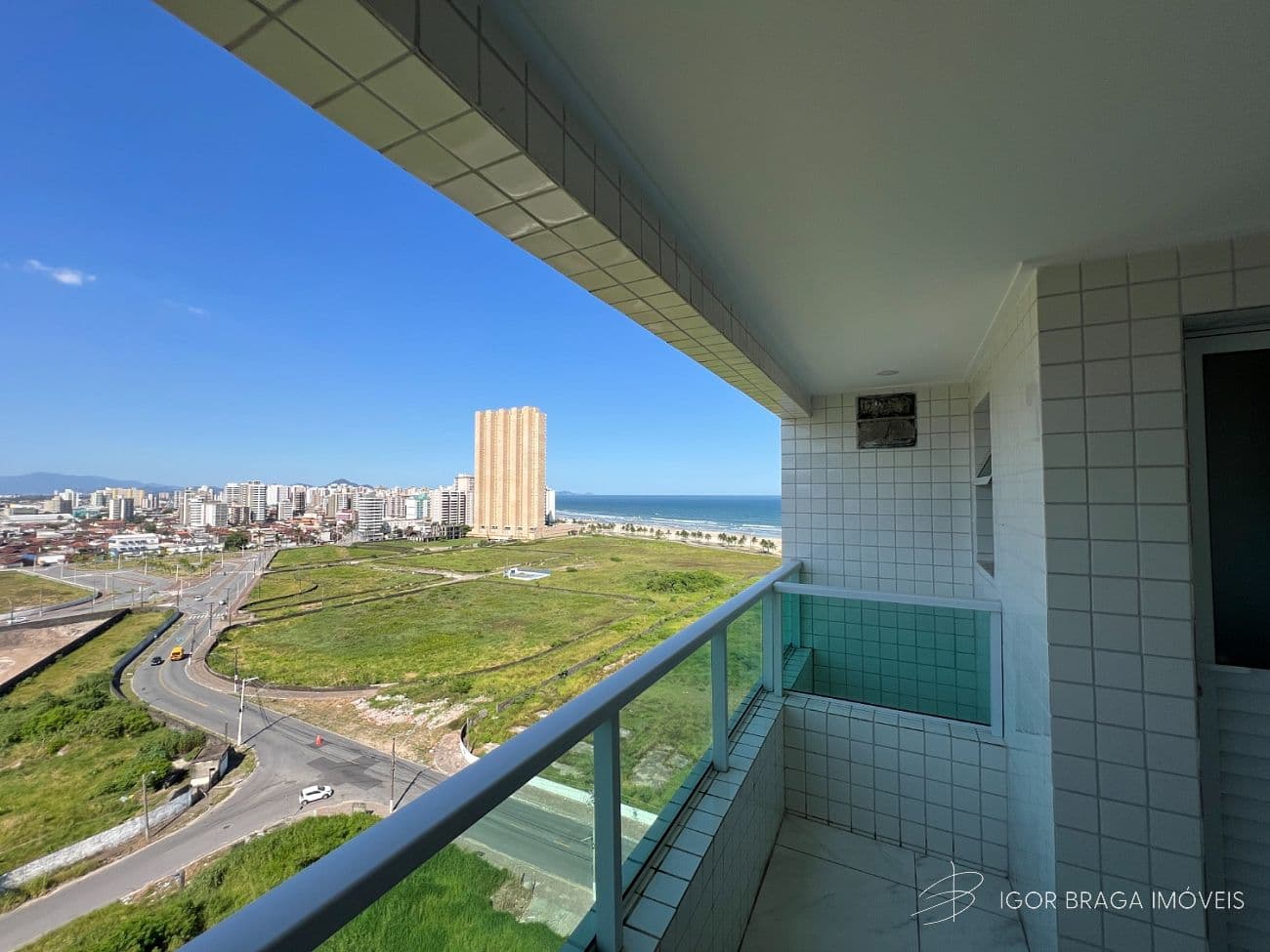 BELÍSSIMO APARTAMENTO, À 50m DO MAR E LAZER — foto 1