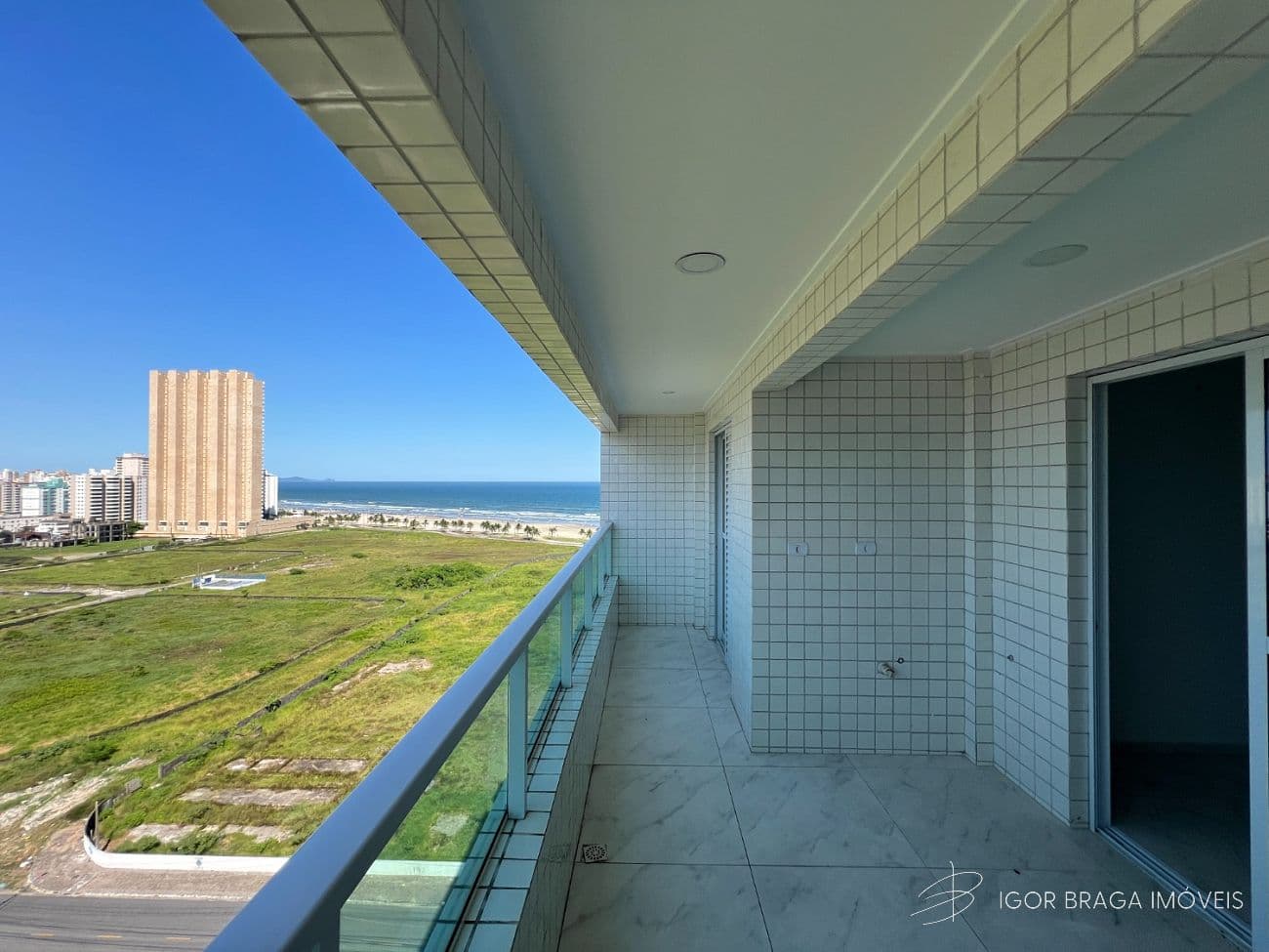 BELÍSSIMO APARTAMENTO, À 50m DO MAR E LAZER — foto 1