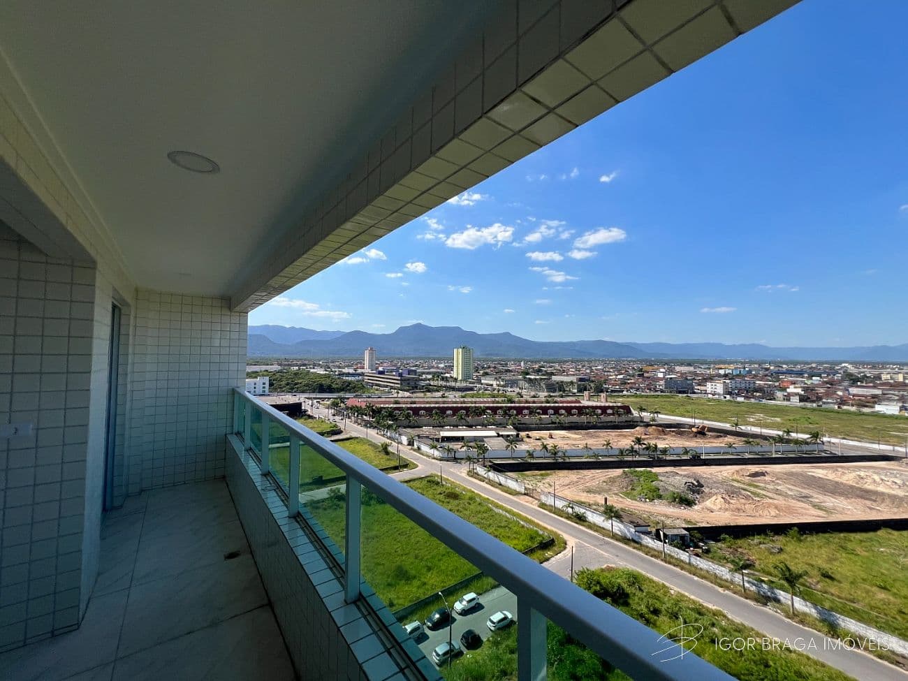 BELÍSSIMO APARTAMENTO, À 50m DO MAR E LAZER — foto 1