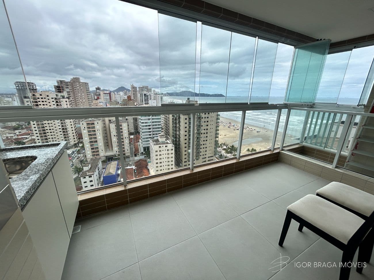EXCELENTE APARTAMENTO, À 50m DO MAR E LAZER COMPLETO — foto 1