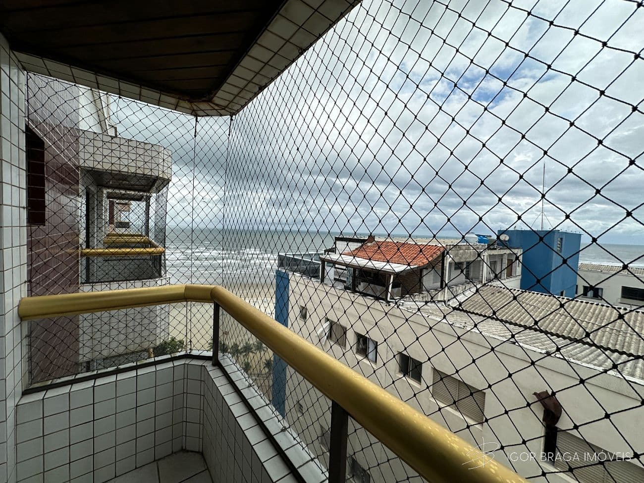 BELÍSSIMO APARTAMENTO, À 50m DO MAR E ÁREA DE LAZER — foto 1