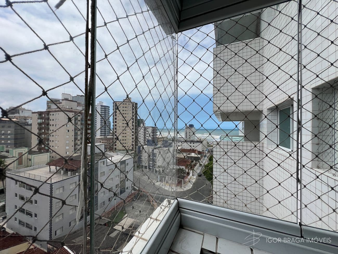 BELÍSSIMO APARTAMENTO, À 50m DO MAR E ÁREA DE LAZER — foto 1