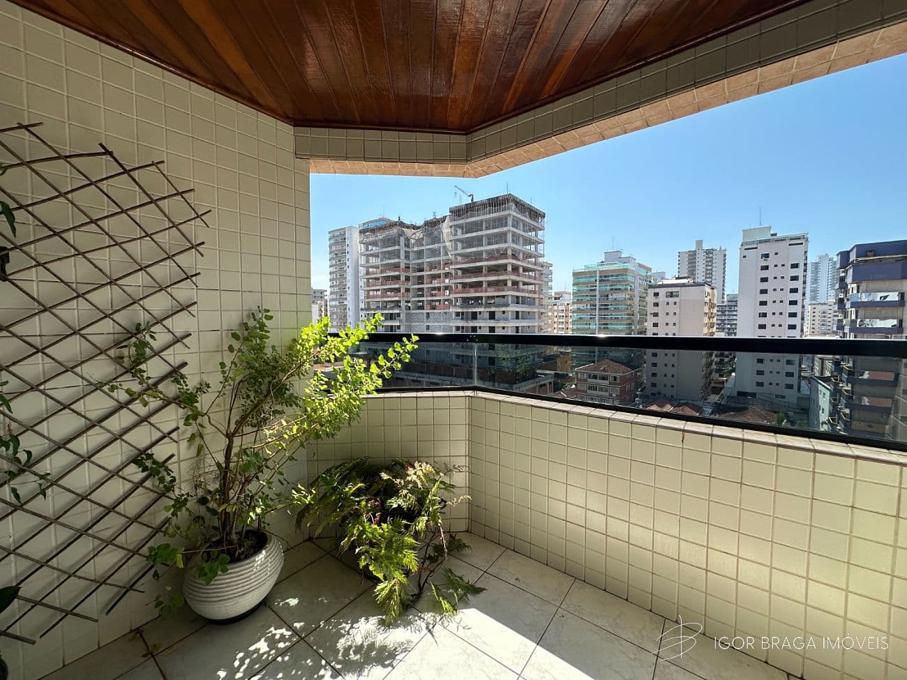 BELÍSSIMO APARTAMENTO, À 150m DO MAR E LAZER — foto 1