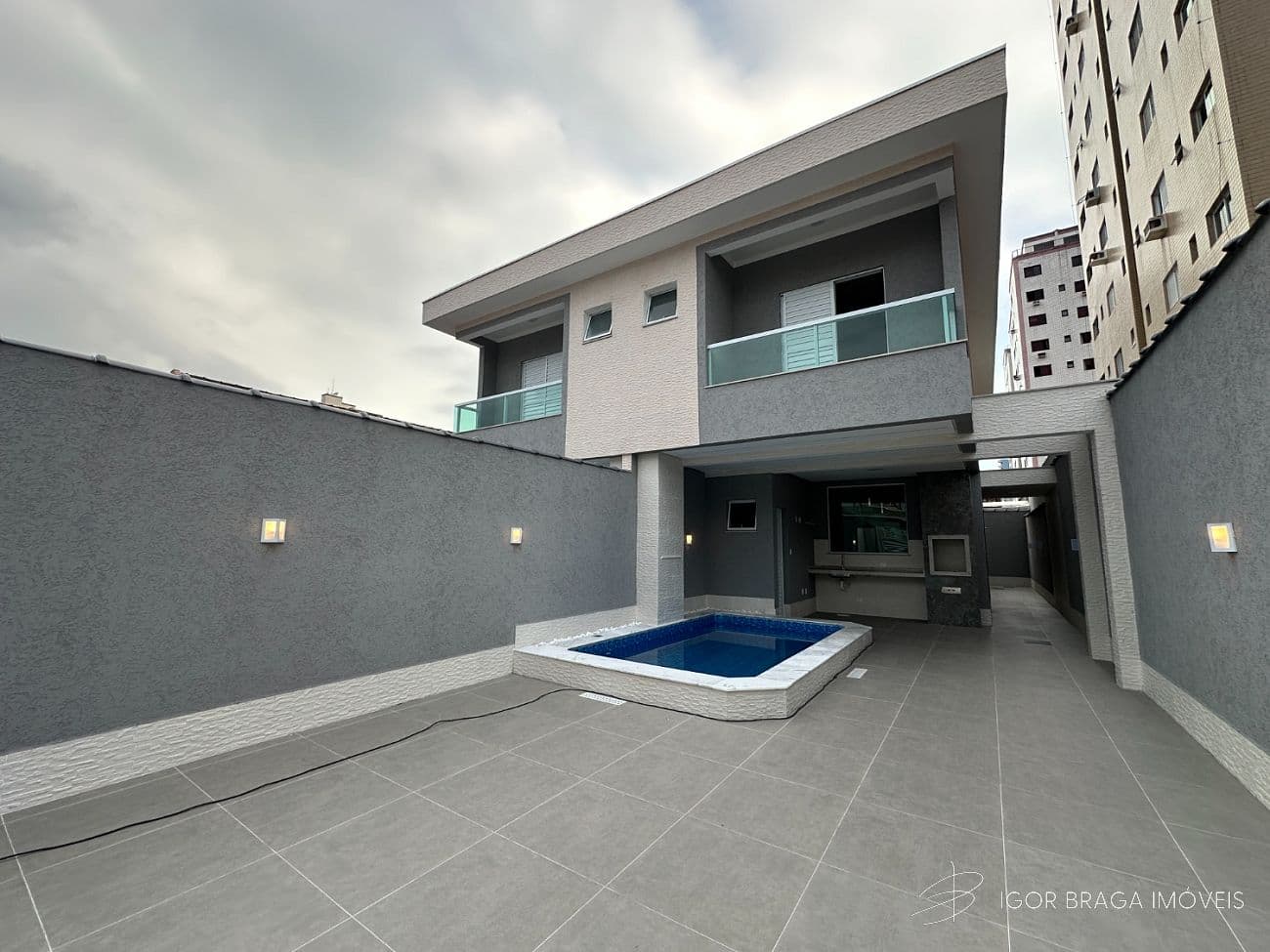 EXCELENTE CASA COM PISCINA, FINO ACABAMENTO E À 400M DO MAR — foto 1