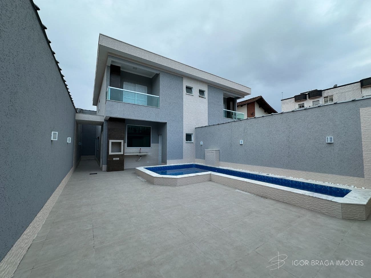 EXCELENTE CASA COM PISCINA, FINO ACABAMENTO E À 400M DO MAR — foto 1