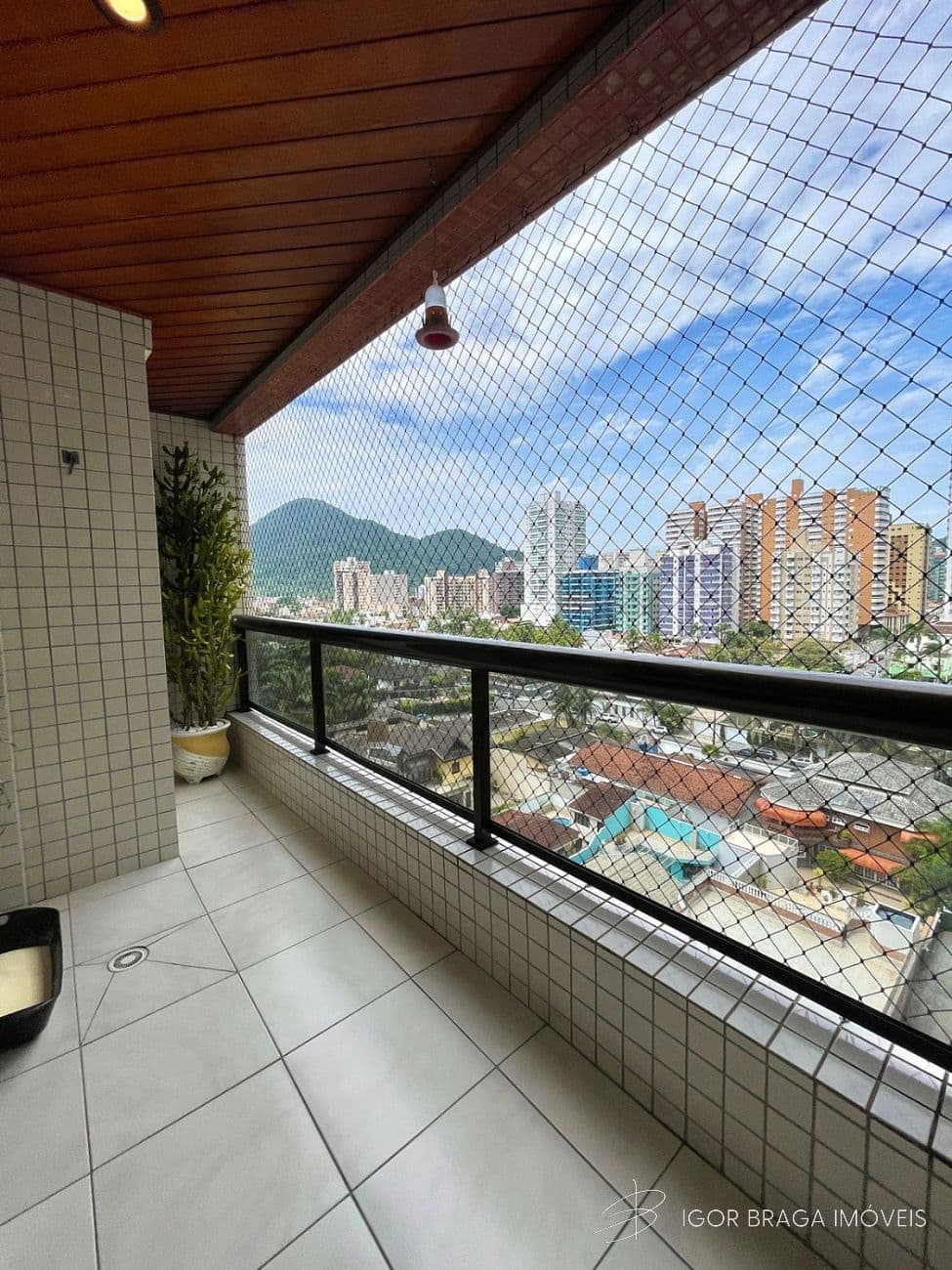BELÍSSIMO APARTAMENTO, À 50m DO MAR E LAZER — foto 1