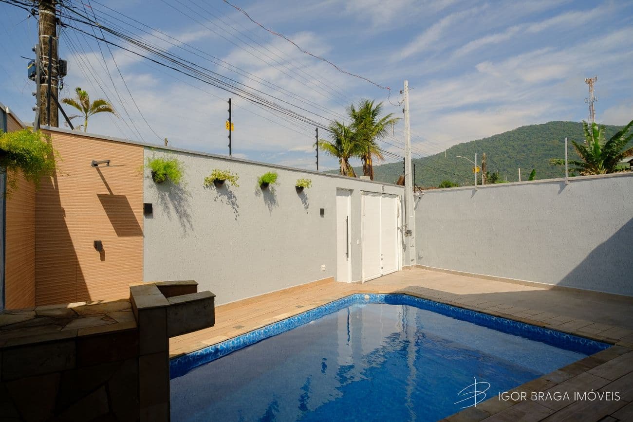EXCELENTE CASA COM PISCINA, À 50m DO MAR E AMPLA — foto 1