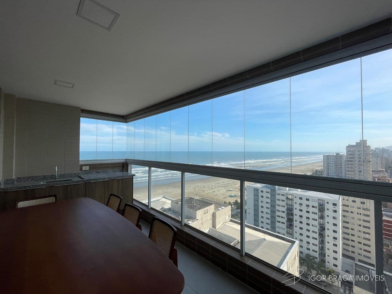 BELÍSSIMO APARTAMENTO, À 50m DO MAR E LAZER COMPLETO — foto 1