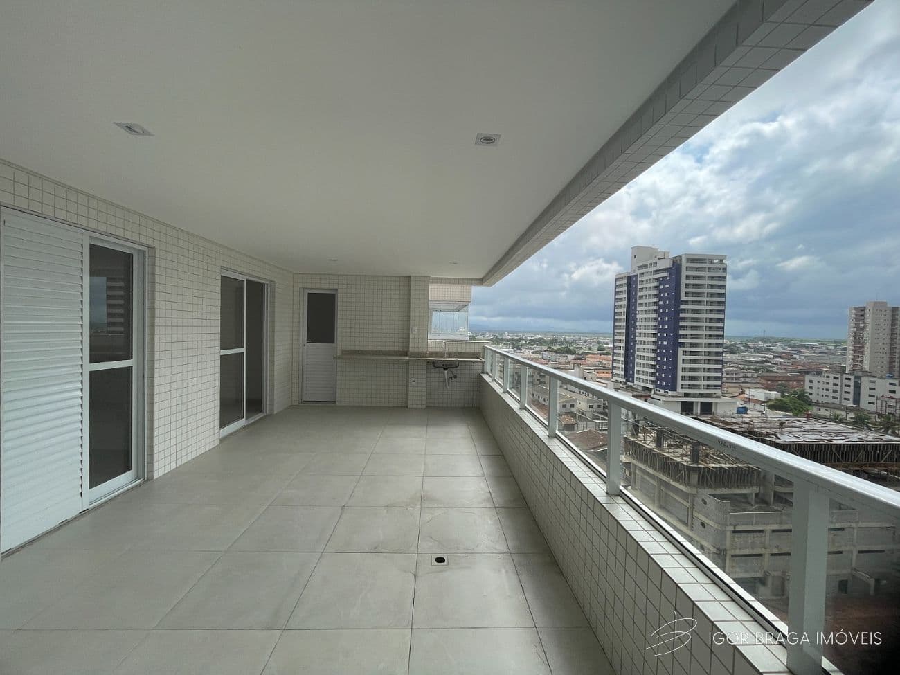BELÍSSIMO APARTAMENTO, À 300M DO MAR E LAZER COMPLETO — foto 1