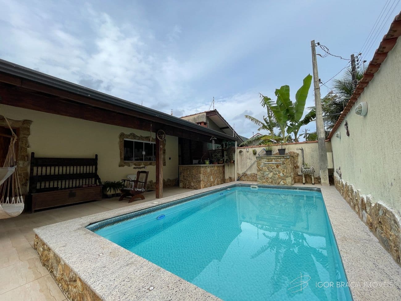 BELÍSSIMA CASA, AMPLA E À 100M DO MAR — foto 1