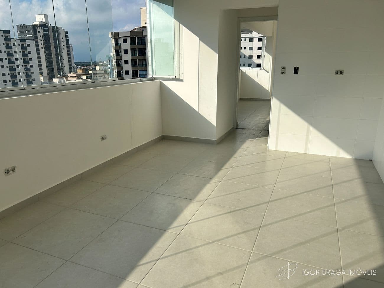 BELÍSSIMO APARTAMENTO, À 350m DO MAR E LAZER COMPLETO — foto 1
