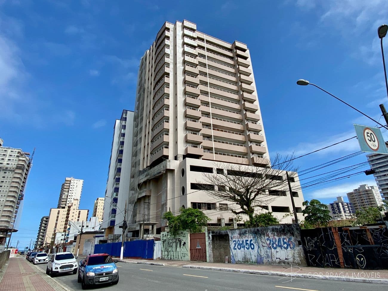 BELÍSSIMO APARTAMENTO, À 200m DO MAR E LAZER COMPLETO — foto 1