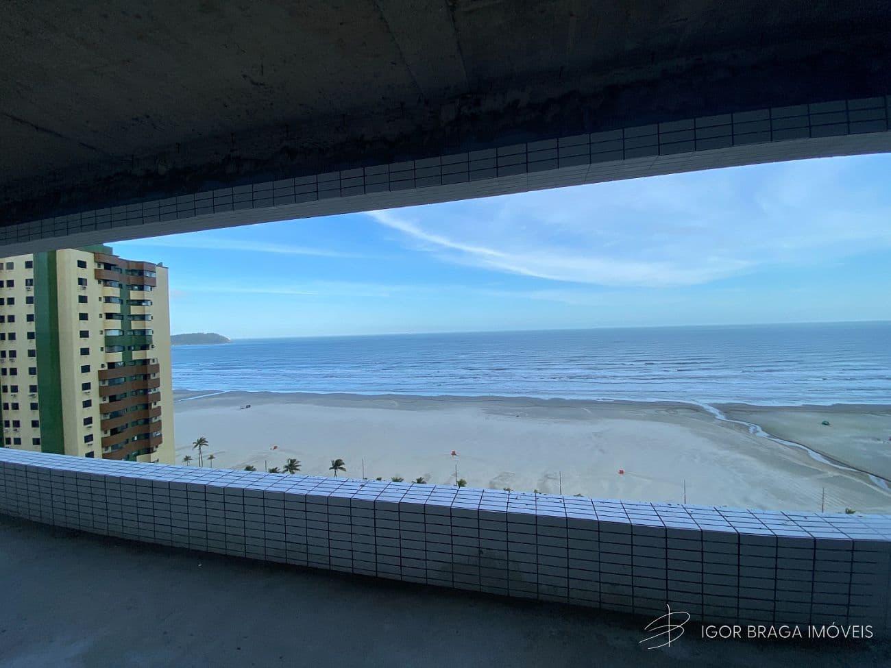 BELÍSSIMO APARTAMENTO, À 50m DO MAR E LAZER COMPLETO — foto 1