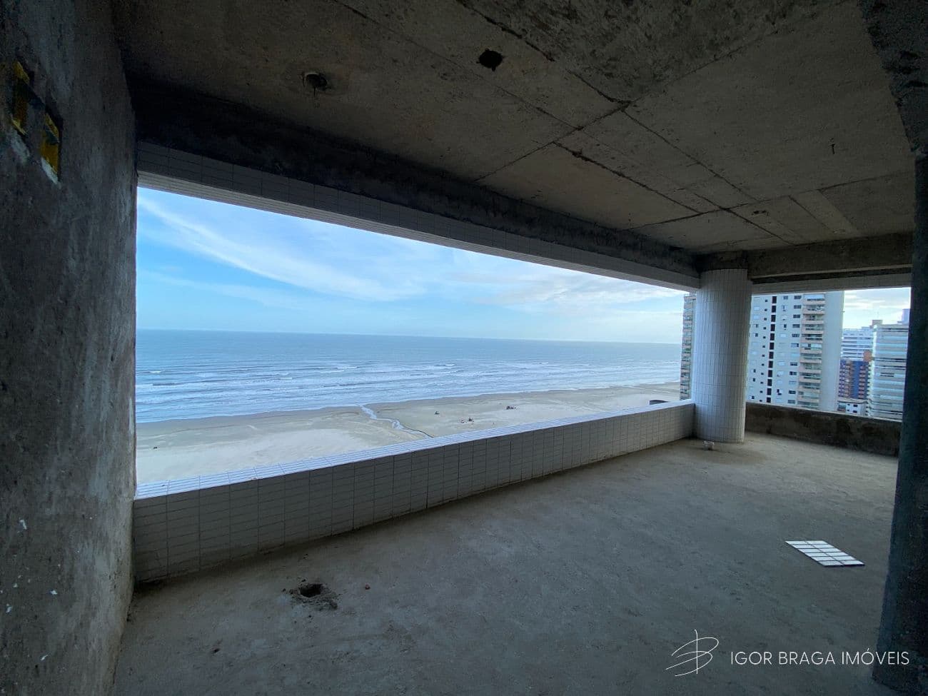 BELÍSSIMO APARTAMENTO, À 50m DO MAR E LAZER COMPLETO — foto 1