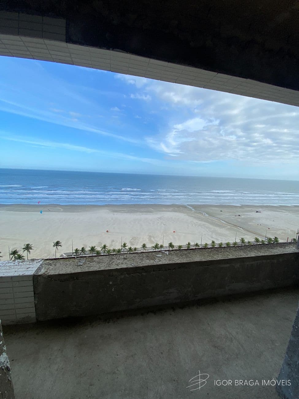 BELÍSSIMO APARTAMENTO, À 50m DO MAR E LAZER COMPLETO — foto 1