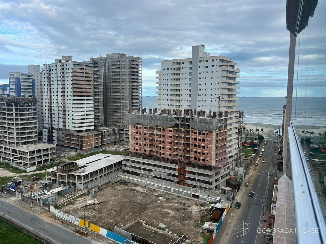 INCRÍVEL APARTAMENTO, À 300M DO MAR E LAZER COMPLETO — foto 1
