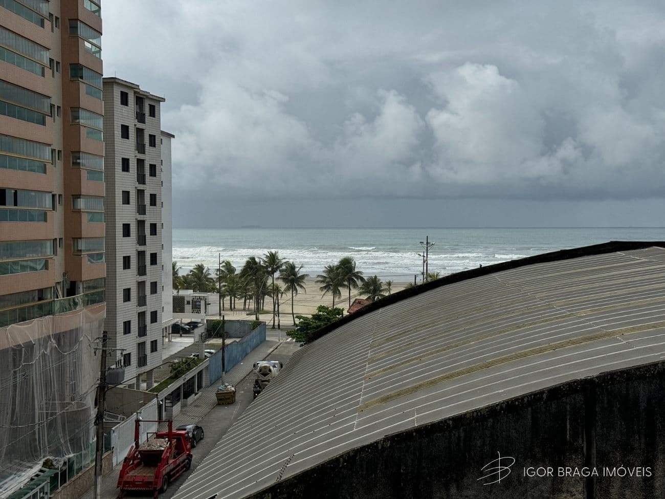 BELÍSSIMO APARTAMENTO, À 180M DO MAR E FINO ACABAMENTO — foto 1