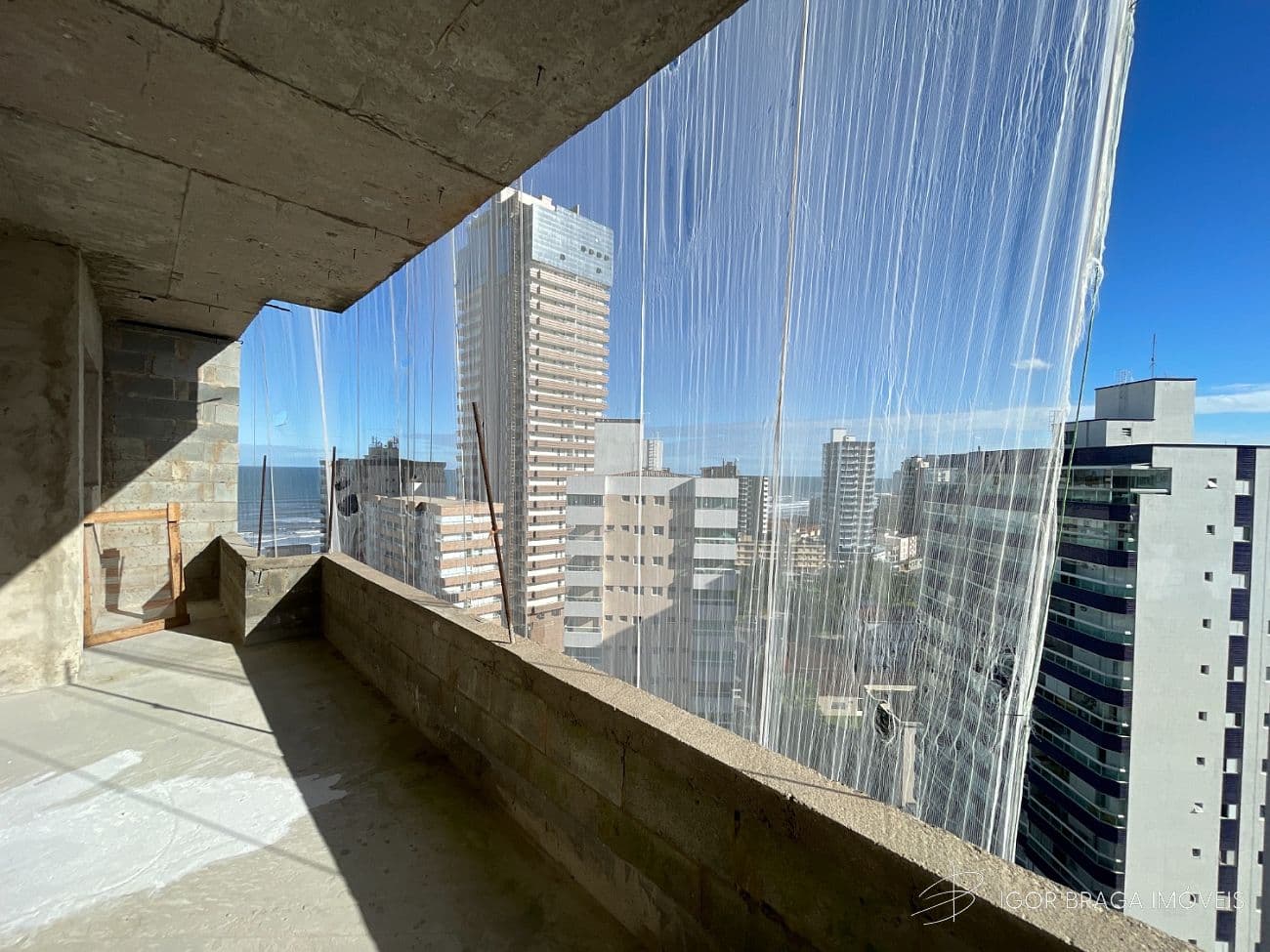 BELÍSSIMO APARTAMENTO, À 200M DO MAR E LAZER COMPLETO — foto 1