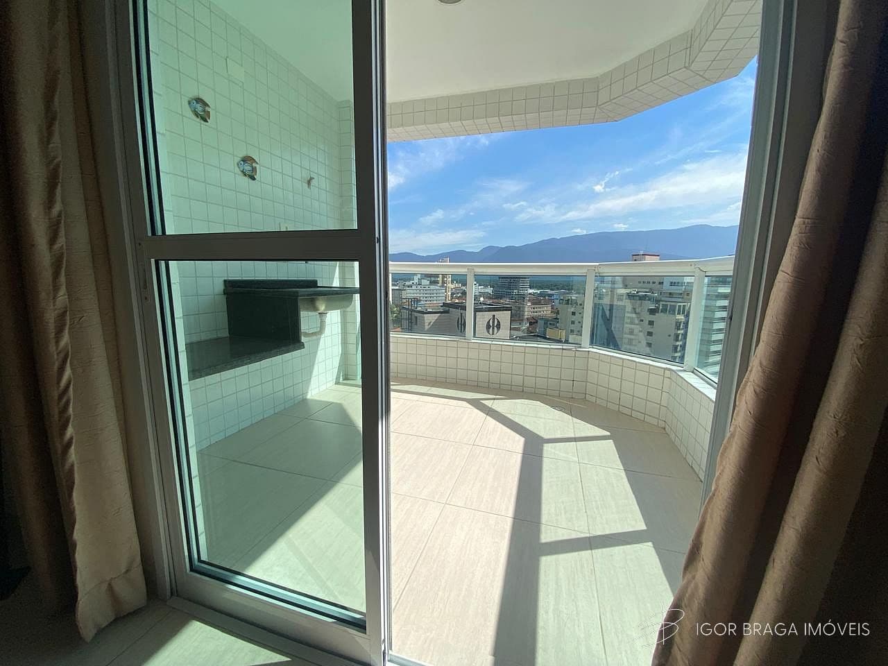 BELÍSSIMO APARTAMENTO, FINO ACABAMENTO E À 300M DO MAR — foto 1